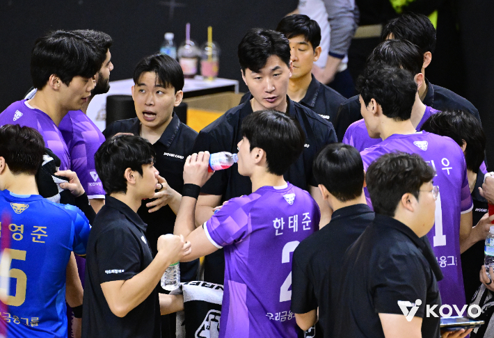 작전 지시하는 박철우 우리카드 감독대행. 한국배구연맹