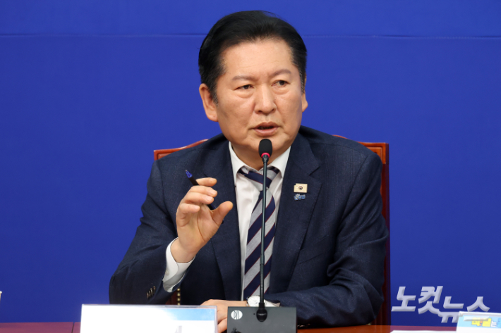 24일 서울 여의도 국회에서 열린 더불어민주당 착!붙 공약 프로젝트 런칭 행사에서 정청래 대표가 발언을 하고 있다. 윤창원 기자