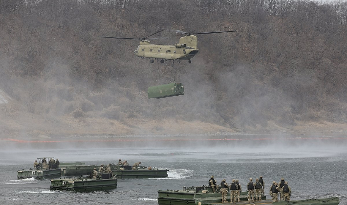 14일 경기도 연천군 임진강에서 실시된 한미연합 도하훈련에서 미군 시누크 헬기가 부교를 공중 수송하고 있다. 연합뉴스