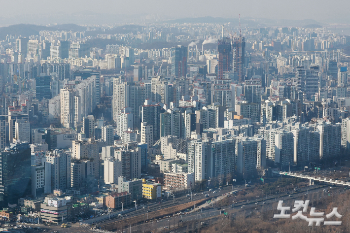 서울 여의도의 한 빌딩에서 바라본 서울 시내 아파트 단지 모습. 류영주 기자