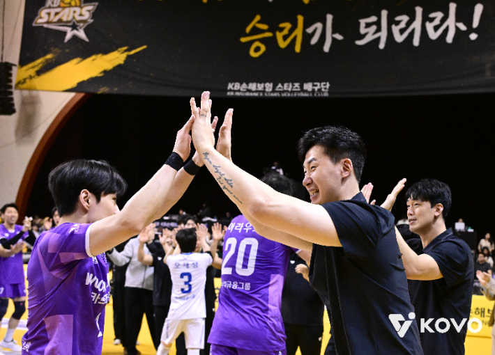 환호하는 박철우 우리카드 감독대행. 한국배구연맹