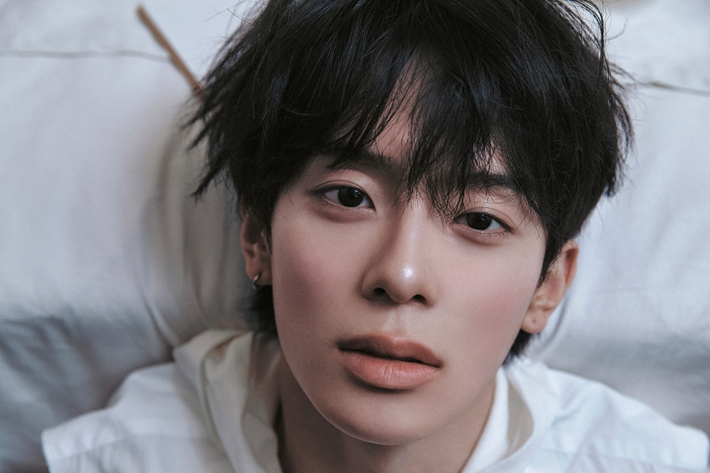 2019년 베리베리로 데뷔한 강민은 7년 만에 솔로로 첫 발걸음을 떼게 됐다. 젤리피쉬엔터테인먼트 제공