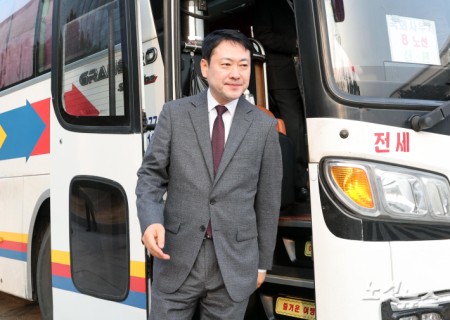 장동혁 국민의힘 대표가 26일 차량5부제에 따라 통근버스로 서울 여의도 국회에 출근하고 있다.