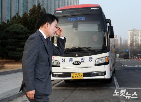 장동혁 국민의힘 대표가 26일 서울 여의도 국회에 출근하고 있다. 장 대표는 차량5부제에 따라 이날 출근길에 국회 통근버스를 이용했다.