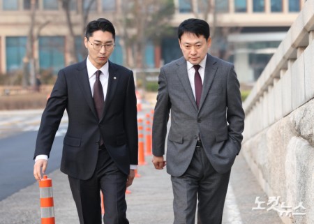 장동혁 국민의힘 대표가 26일 서울 여의도 국회에 출근하며 박준태 당대표 비서실장과 대화하고 있다. 장 대표는 이날 차량5부제에 따라 출근길에 국회 통근버스를 이용했다.