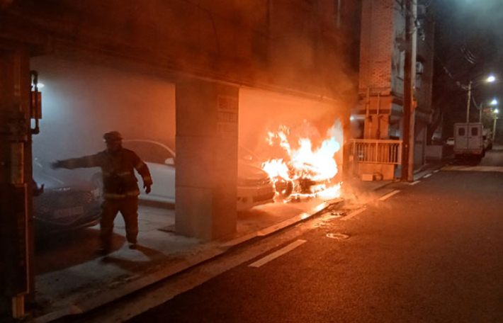 주차된 차에서 불이 난 모습. 전북소방본부 제공