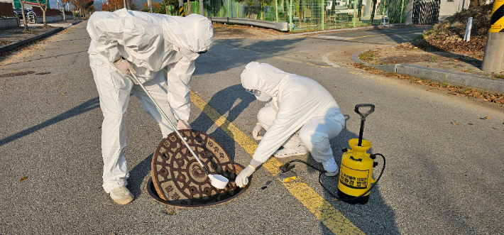전라남도는 올해 일본뇌염 주의보가 발령됨에 따라 시군과 함께 모기 서식지에 대한 방역소독을 강화하고 있다. 전라남도 제공