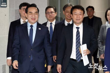 더불어민주당 한병도 원내대표와 박홍근 기획예산처 장관이 26일 서울 여의도 국회 의원회관에서 열린 2026년 추가경정예산안 당정협의에 참석하고 있다.