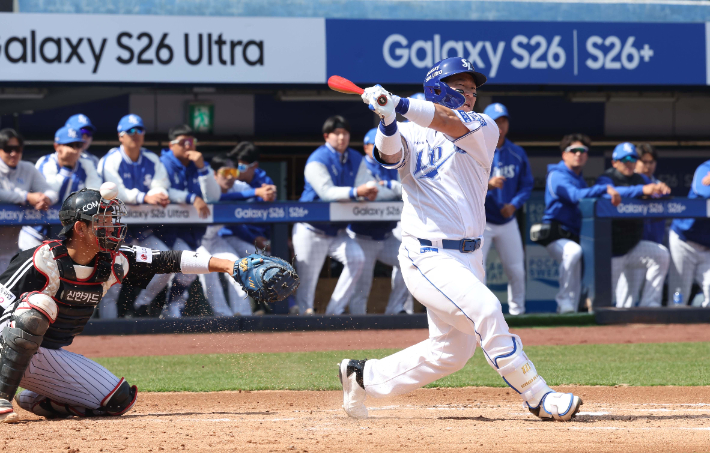 지난 22일 대구 삼성라이온즈파크에서 열린 프로야구 삼성 라이온즈와 LG 트윈스의 시범경기. 삼성 최형우가 타석에서 스윙하고 있다. 연합뉴스