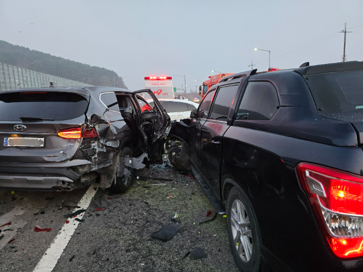 26일 오전 5시 20분쯤 부산 남해고속도로 제2지선 김해방향 서부산요금소 인근에서 5중 추돌사고가 발생해 6명이 다쳤다. 부산소방재난본부 제공