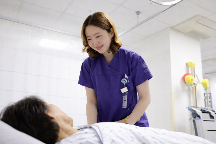 울산대학교병원 재활의학팀 이은혜 물리치료사가 울산 지역 최초로 국제 인증 림프부종 전문가 자격을 취득했다. 울산대병원 제공