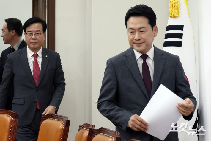 최고위원회의 참석하는 장동혁 대표