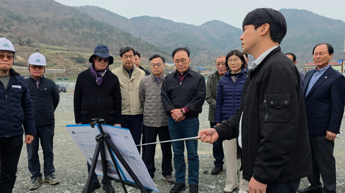 2026여수세계섬박람회 박수관 조직위원장이 지난 25일 개도와 금오도 부행사장 현장을 점검하고 있다. 여수세계섬박람회 조직위 제공