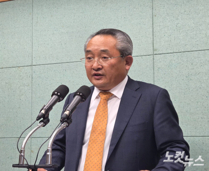 무소속 김성수 전북도지사 예비후보가 26일 전북도의회에서 기자회견을 하고 있다. 최명국 기자