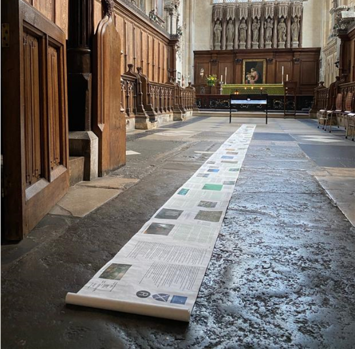 15세기 조선 산수화 두루마리 전통을 재해석한 10미터 두루마리 형식의 박사논문이 옥스퍼드대학교 유니버시티 교회에 전시된 모습. KAIST 제공