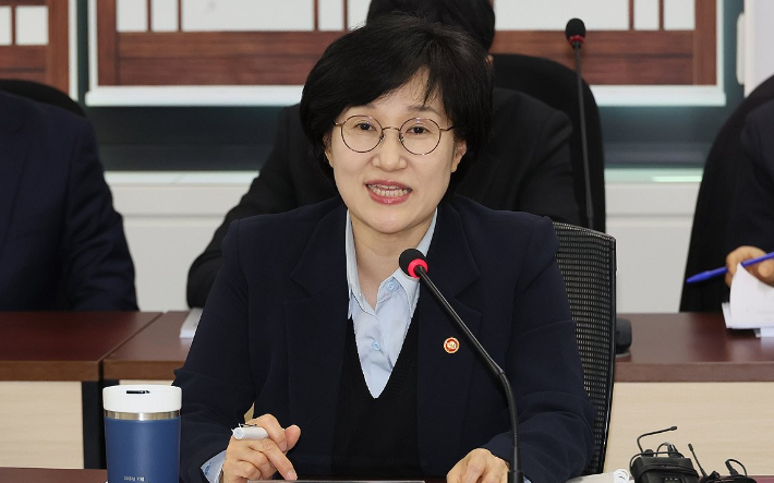 원민경 성평등가족부 장관이 20일 서울 종로구 정부서울청사에서 열린 형사미성년자(촉법소년) 연령 사회적 대화협의체 2차 전체회의에서 발언하고 있다. 연합뉴스