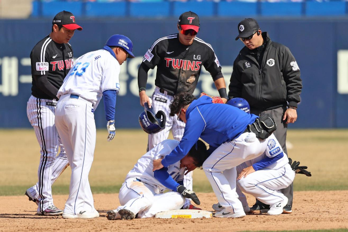 견제구에 맞아 코뼈가 부러진 삼성 이성규(사진 가운데). 삼성 라이온즈 제공