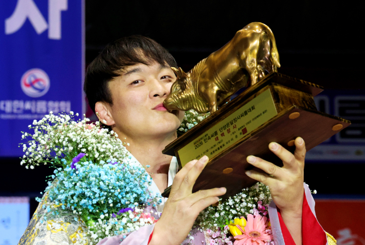 25일 충청북도 단양군 단양체육관 동관에서 열린 '위더스제약 2026 민속씨름 단양온달장사씨름대회' 태백장사(80kg이하)에 등극한 문준석(수원특례시청)이 황소트로피를 들고 기념사진을 찍고 있다. 대한씨름협회