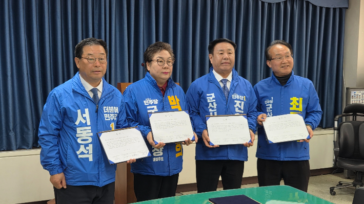 군산시장 예비후보인 서동석 박정희 진희완 최관규후보(왼쪽부터)가 26일 군산시청에서 기자회견을 하고 있다. 도상진 기자