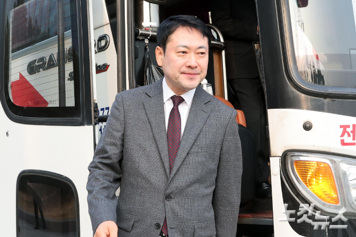 국민의힘 장동혁 대표가 26일 서울 여의도 국회에 출근하고 있다. 장 대표는 차량5부제에 따라 이날 출근길에 국회 통근버스를 이용했다. 윤창원 기자