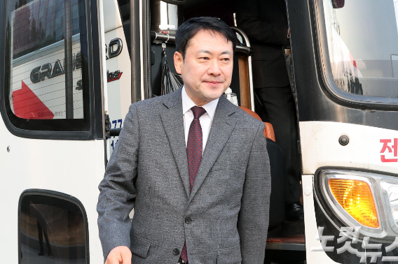 국민의힘 장동혁 대표가 26일 서울 여의도 국회에 출근하고 있다. 장 대표는 차량5부제에 따라 이날 출근길에 국회 통근버스를 이용했다. 윤창원 기자