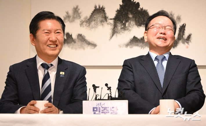 정청래 더불어민주당 대표와 김부겸 전 국무총리가 26일 서울 중구 달개비에서 회동하고 있다. 국회사진기자단