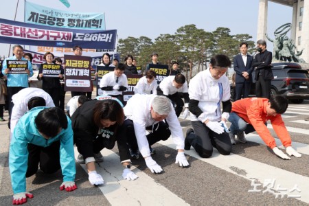 개혁진보4당(조국혁신당·진보당·기본소득당·사회민주당)이 26일 서울 여의도 국회 본청을 돌며 정치개혁 촉구 삼보일배를 하고 있다. (왼쪽부터 기본소득당 신지혜 최고위원, 진보당 손솔 의원, 조국혁신당 서왕진 원내대표, 조국 대표, 사회민주당 한창민 대표)