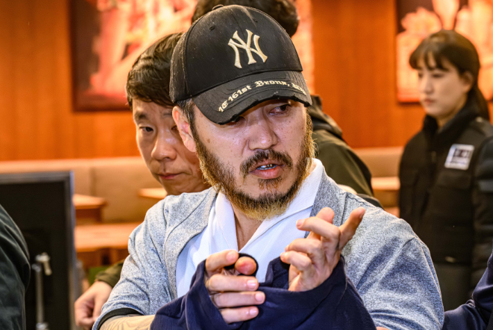 필리핀에서 교민 3명 살해, 탈옥, 국내 마약 유통 등을 일삼으며 '마약왕'으로 불리던 박왕열 씨가 25일 인천국제공항을 통해 국내로 송환되고 있다. 연합뉴스