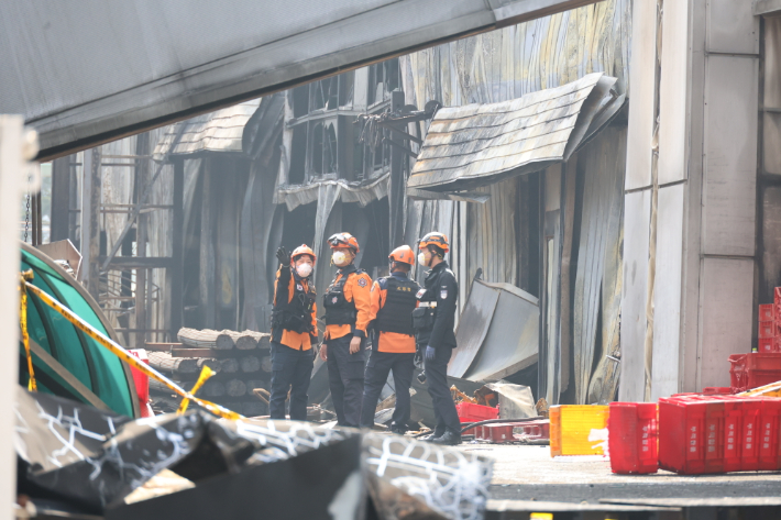 24일 대전 대덕구 소재 자동차 부품 제조업체인 안전공업 주식회사 2일 차 감식에 나선 소방 당국 관계자들이 불에 탄 건물 안에서 내부를 살피고 있다. 연합뉴스