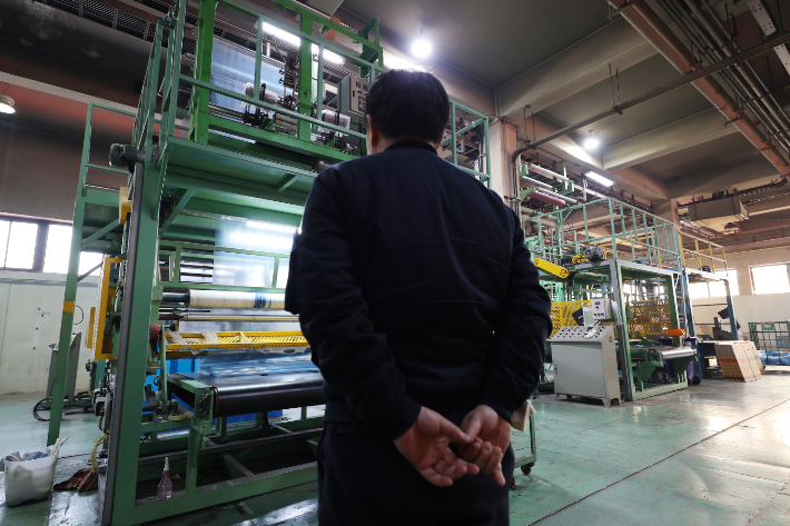 24일 경기 안산시의 한 플라스틱 필름 제조 공장에서 중동 사태에 따른 폴리에틸렌 수급 불안 영향으로 농업용 필름을 제작하는 압출기의 일부 가동을 중단, 1대만이 가동되고 있다. 연합뉴스