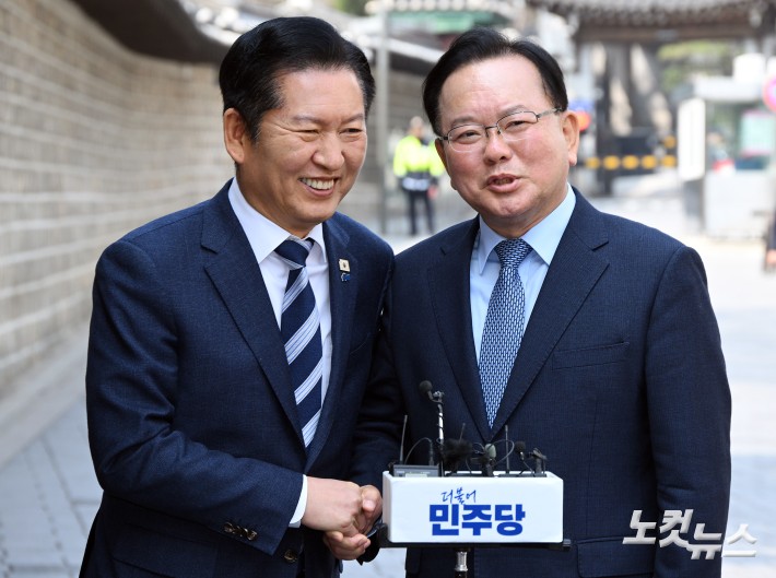 정청래 더불어민주당 대표와 김부겸 전 국무총리가 26일 서울 중구 달개비에서 회동한 뒤 회동 내용에 관해 설명하고 있다. 국회사진기자단