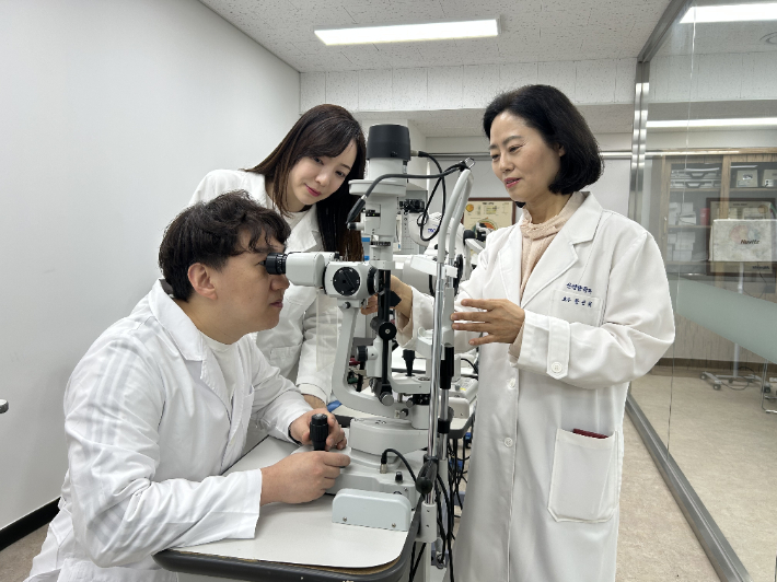 춘해보건대학교 안경광학과 김현우, 김주연씨. 한국전문대학교육협의회 제공