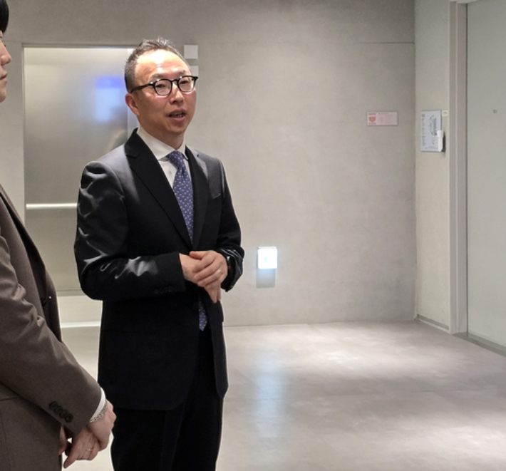 한상우 카카오게임즈 대표가 26일 경기 용인시 카카오 AI 캠퍼스에서 열린 정기 주주총회가 끝나고 취재진을 만나 질문에 답변하고 있다. 연합뉴스