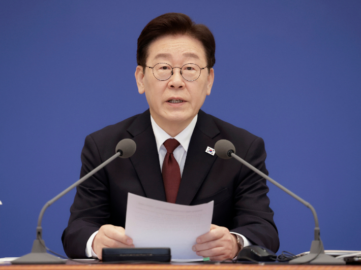 이재명 대통령이 26일 청와대에서 열린 비상경제점검회의에서 발언하고 있다. 연합뉴스