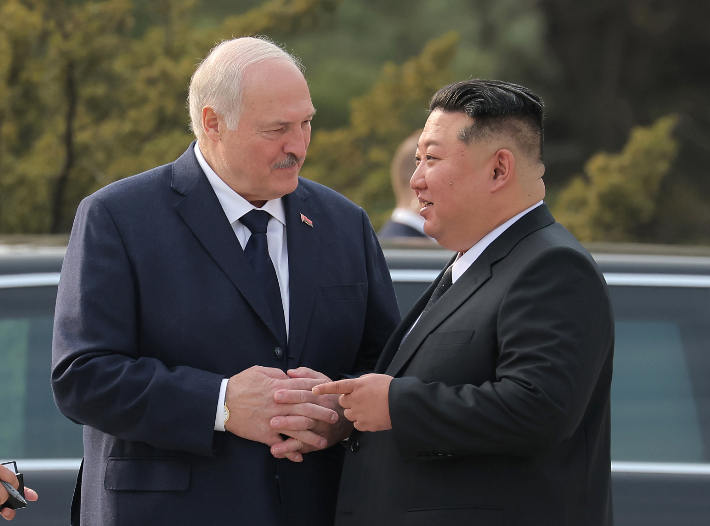 김정은 국무위원장(오른쪽)의 초청으로 북한을 공식 방문한 알렉산드르 루카셴코 벨라루스 대통령. 연합뉴스