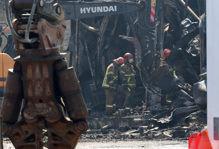 소방 관계자들이 21일 오전 대형 화재가 발생한 대전 대덕구 안전공업으로 진입하고 있다. 연합뉴스