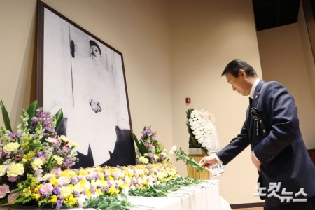 권오을 국가보훈부 장관이 26일 오전 서울 중구 안중근의사기념관에서 열린 순국 116주기 추모식에서 헌화를 하고 있다.