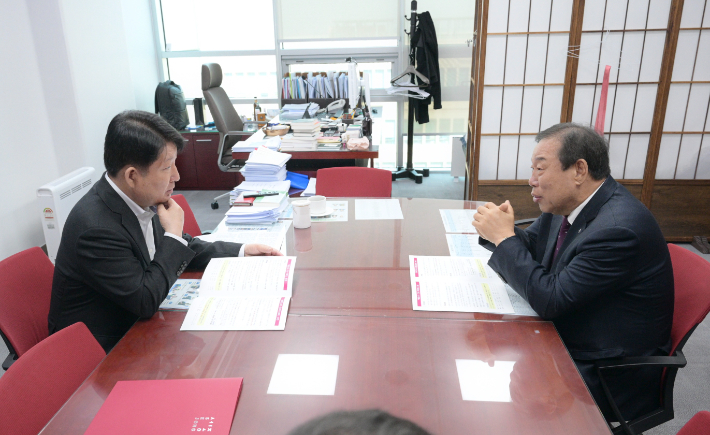 최민호 세종시장이 권영진 국회의원을 만나 행정수도건설특별법 30일 예정된 국토위 법안심사소위에 상정해 달라고 요청했다. 세종시 제공