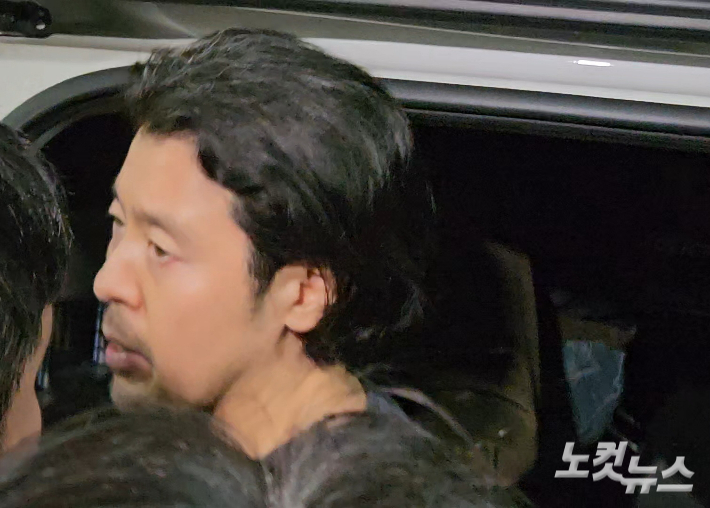 26일 항공사 기장 살인 등 혐의를 받는 전직 부기장 김동환이 부산 부산진경찰서 유치장에서 나와 호송차에 오르고 있다. 김혜민 기자