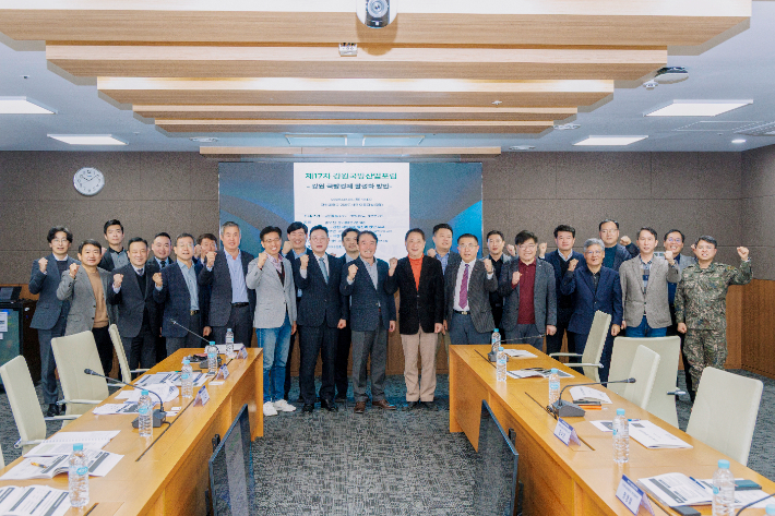 강원대학교 춘천캠퍼스 첨단군사과학기술연구소는 26일 춘천캠퍼스 미래도서관 대회의실에서 강원특별자치도, 강원연구원과 공동으로 '제17차 국방산업포럼'을 개최했다. 강원대 제공