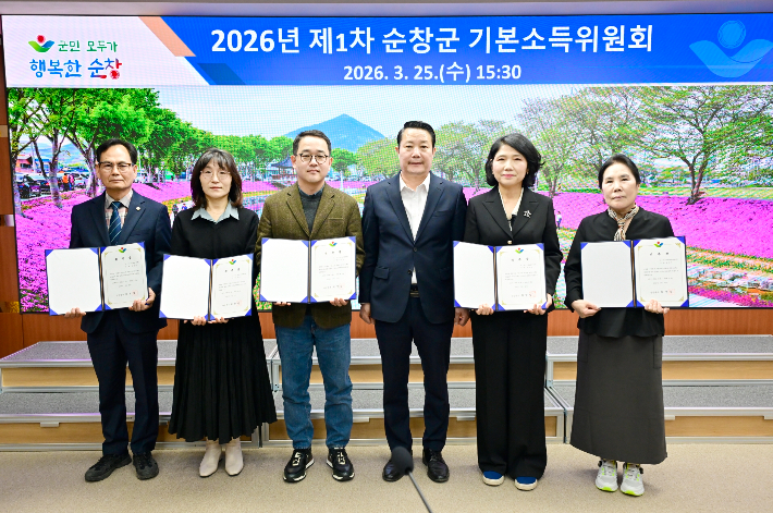 전북 순창군은 지난 25일 군청 영상회의실에서 '제1차 순창군 기본소득위원회'를 열고 시범사업 추진 상황과 소비패턴 분석 결과를 공유하며 향후 운영 방향을 논의했다. 순창군 제공