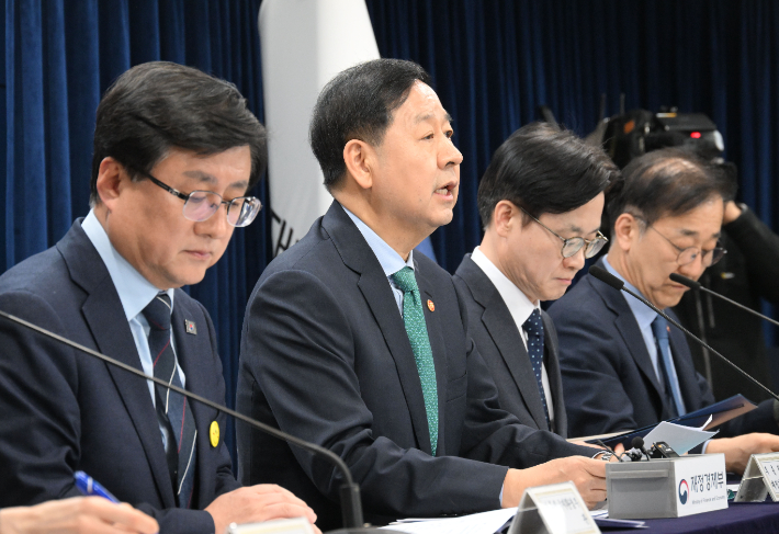 구윤철(왼쪽 두 번째) 부총리 겸 재정경제부 장관이 26일 서울 종로구 정부서울청사에서 열린 비상경제 점검회의 관련 관계부처 합동브리핑에 참석해 기자단 질문에 답변하고 있다. 재정경제부 제공