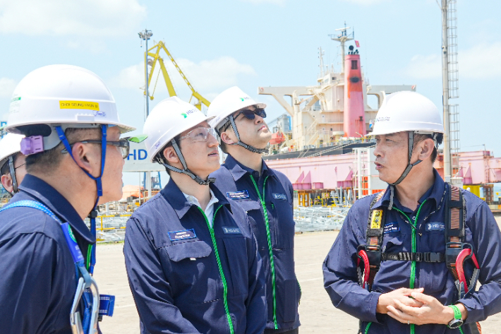 HD현대 정기선 회장이 25일(수) 베트남 중남부에 위치한 HD현대에코비나를 찾아 현장 설비와 안전 시설물을 점검하고 있다. HD현대 제공