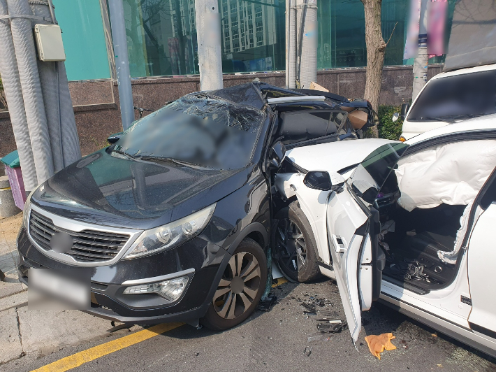 26일 부산 동구 범일동의 한 도로에서 70대 남성이 몰던 택시가 승용차 2대를 들이받았다. 부산경찰청 제공 