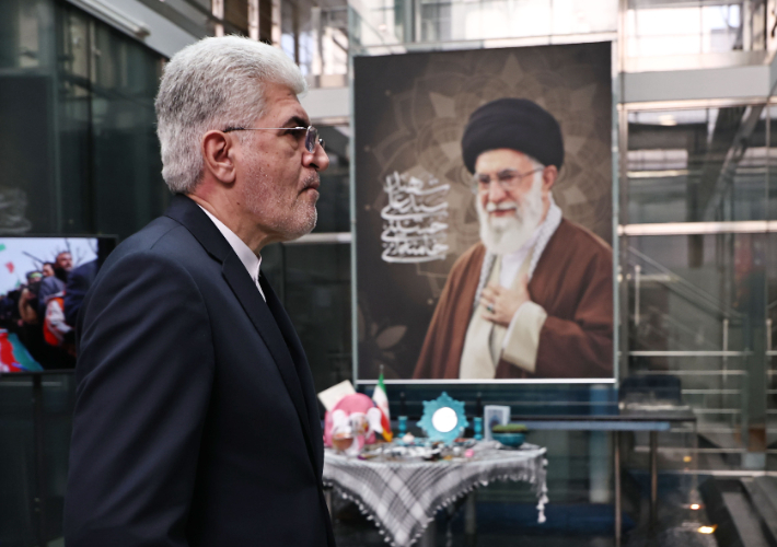 사이드 쿠제치 주한이란대사가 26일 서울 용산구 주한이란대사관에서 열린 미국ㆍ이란 전쟁 관련 사진전 및 다큐 상영 기자회견에 참석하기 위해 입장하고 있다. 연합뉴스