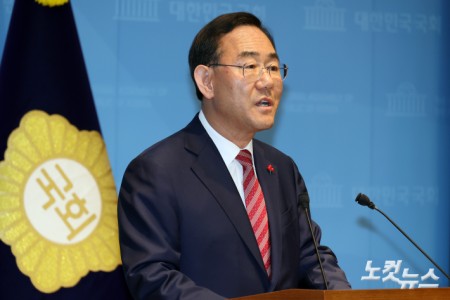 국민의힘 주호영 의원(국회부의장)이 26일 서울 여의도 국회 소통관에서 당 공천관리위원회의 대구시장 경선 공천 배제(컷오프)와 관련해 기자회견을 하고 있다. 주 부의장은 이날 서울남부지법에 대구시장 후보 탈락에 대한 가처분 신청을 했다.