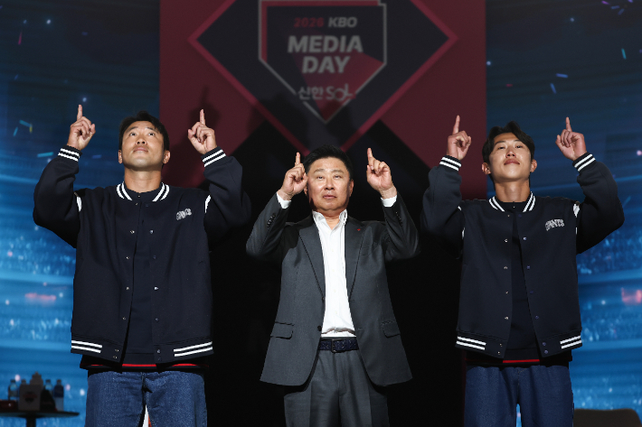 세리머니 하는 롯데 김태형 감독(가운데). 연합뉴스