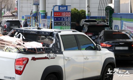 석유 최고가격제 2차 시행 D-1, 붐비는 주유소