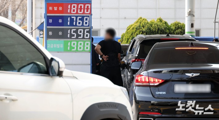 석유 최고가제 2차 고시 앞두고 붐비는 주유소