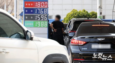 석유 최고가제 2차 고시 앞두고 붐비는 주유소